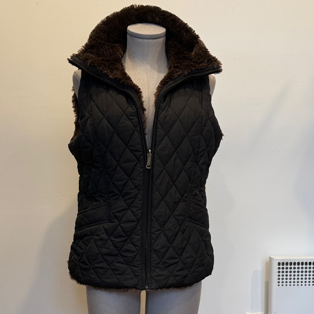 🖤 Waterproof Reversible Quilted Vest with Faux Fur Reversible – Size Medium